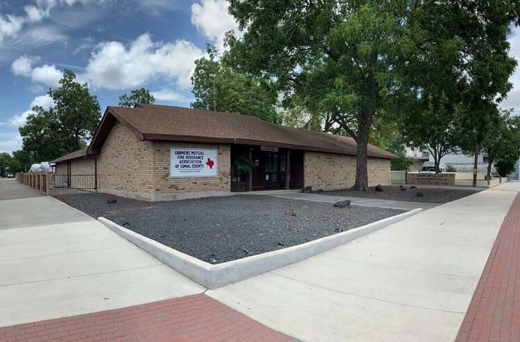 Photo of front of Farmers Mutual Insurance office building